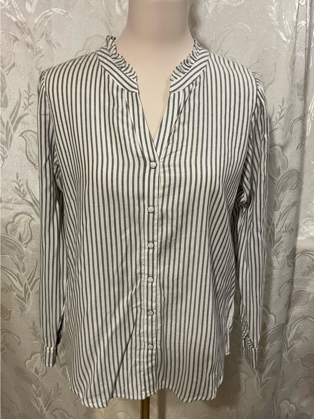 Knox Rose Vertical Stripe Long Sleeve Snap Front Shirt in White & Grey
